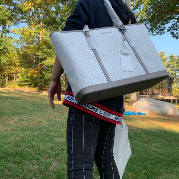 NWT Michael Kors XL Jet Set Tote - Picture 6 of 10